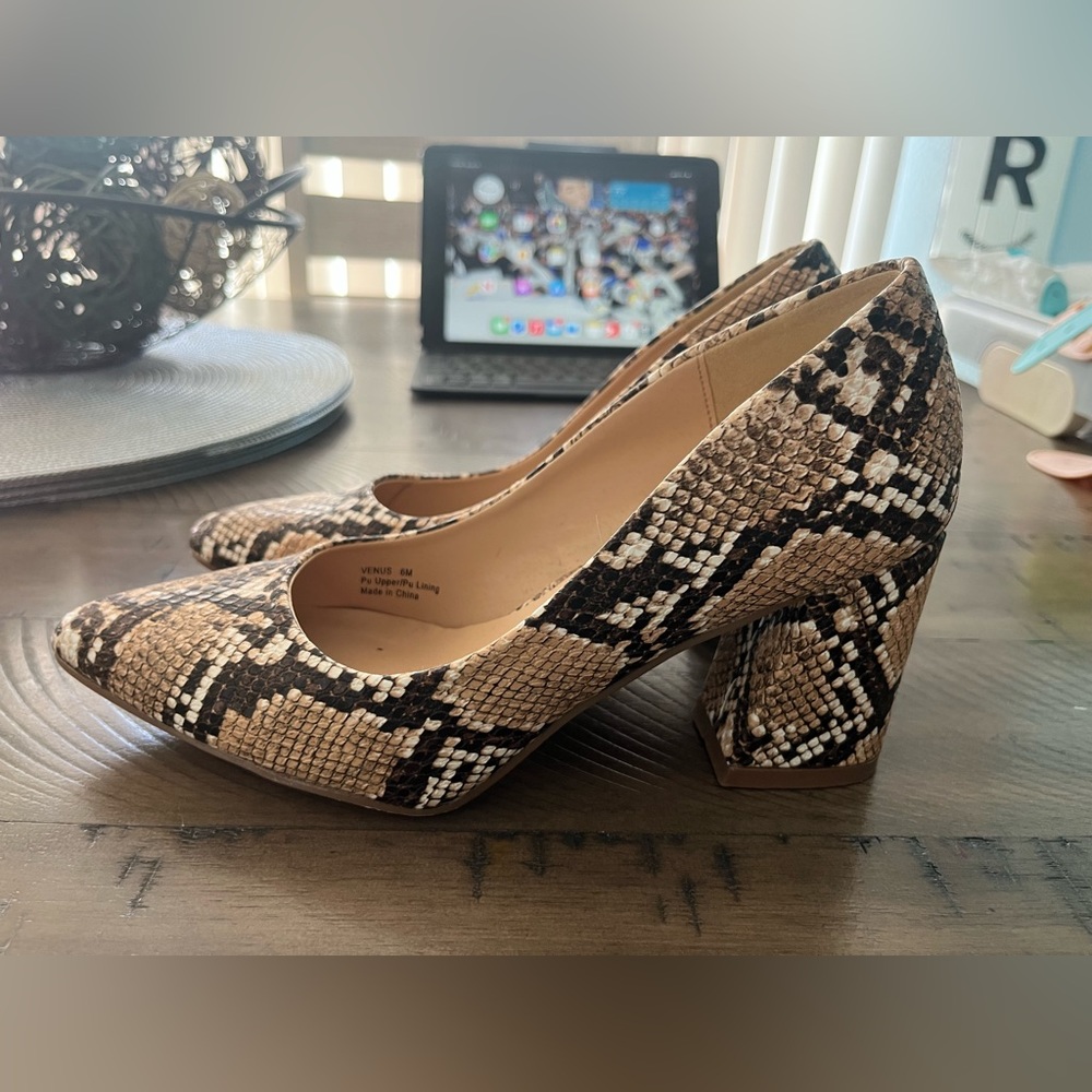 Women’s heels. Size 6. Only worn a few times. Bought off of Amazon.
